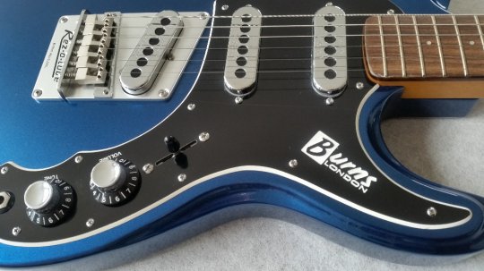 Burns Sonic Deluxe  3 Pick ups in Blue metallic or Black