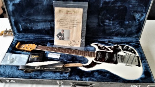 40 Years anniversary  Hank Marvin Signature 